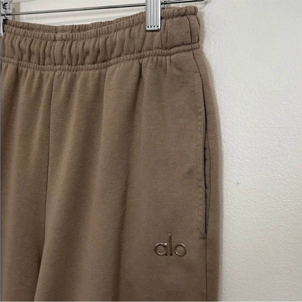 ALO Yoga Accolade Straight Leg Sweatpants in Gravel - Picture 3 of 8